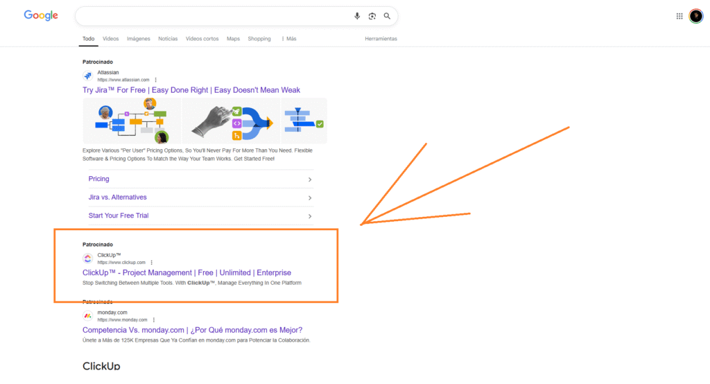 Captura de pantalla de resultados de búsqueda en Google donde se muestra un anuncio de ClickUp posicionado como alternativa a Jira, dentro de una estrategia Brandformance que combina branding con campañas de performance.